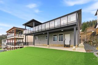 Modern Mountain View Suite with Covered Patio - 0