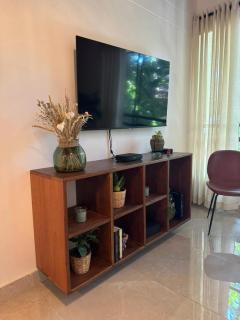 Warm Tropical Flat in Manila, Green Views & 3 Queen Beds - 6