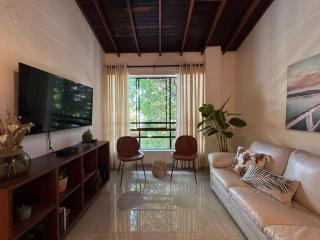 Warm Tropical Flat in Manila, Green Views & 3 Queen Beds - 7