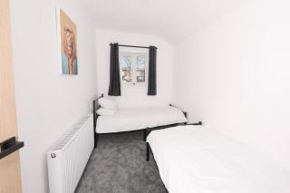 Spacious 6-Guest Retreat with Pool Table - 9