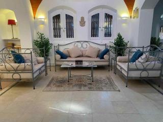 Downtown Marina zero eleven double eight eight five one six eight eight - 8