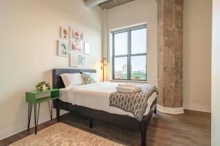 Spacious 3BR Corner Stay with Optional Parking and Gym Access Near McCormick Place, Grant Park and Soldier Field - 6