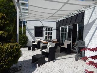 Wunderschoenes-freistehendes-Ferienhaus-an-der-See-Sauna-Strand-Yachthafen-WLAN - 2