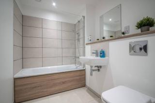 Elegant High Rise Retreat Stylish 2-Bed 2-Bath - 3
