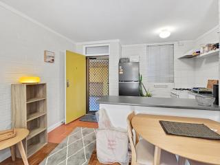 Stylish 1-Bed Apartment Near Fremantle - 4