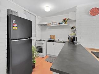 Stylish 1-Bed Apartment Near Fremantle - 3