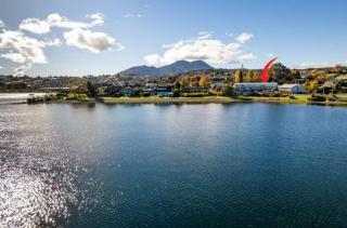 Stylish Lakeside Apartment - Sleeps 4 - Lake & Pool views - 3