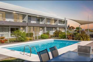 Stylish Lakeside Apartment - Sleeps 4 - Lake & Pool views - 1