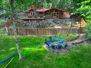 Howard's Hideaway Riverfront Pet Friendly Cabin - 9