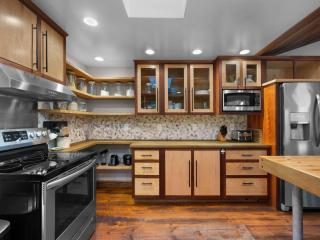 Howard's Hideaway Riverfront Pet Friendly Cabin - 2