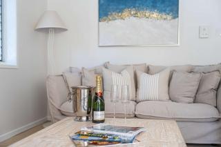 Burleigh Heads Ground Floor Unit Parking and Pool - 2
