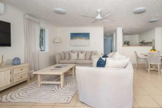 Burleigh Heads Ground Floor Unit Parking and Pool - 4