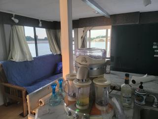 Comfortable Houseboat located in DC area with free parking - 7