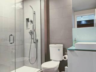 Luxury Escape: Stunning City Views by CN Tower! - 3