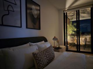 Hiyas by Cadiz Properties - 1BR King Suite with Koala Queen Sofa Bed, Views & Steps to Light Rail, Dickson Chinatown - 9