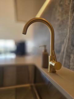 Hiyas by Cadiz Properties - 1BR King Suite with Koala Queen Sofa Bed, Views & Steps to Light Rail, Dickson Chinatown - 4