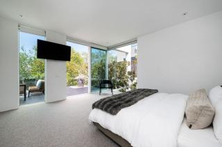 The Art House by the Beach - 3