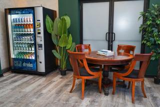 Modern 2BR Stay in South Loop with Optional Parking & Gym Access Near Museum Campus & Grant Park - Chicago - 2