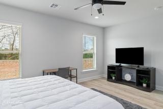Spacious 4BR - Near LSU Health & Univ - Sleeps 8 - 4