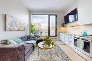 Luxury 3 Bedroom Townhome 10 Minutes to Downtown FREE Parking - 8