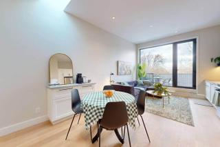 Luxury 3 Bedroom Townhome 10 Minutes to Downtown FREE Parking - 4