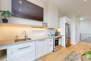 Luxury 3 Bedroom Townhome 10 Minutes to Downtown FREE Parking - 1