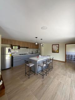 Departamento moderno, muy cómodo, amplio parqueadero - 7