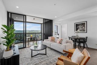 Spacious 3BR Near Stadium w Views, Pool and Car Park - 9