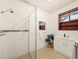 Bay Beach House - Beachfront Bliss near Town - 7