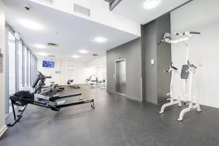CBD Resort-Style Stay Pool, Gym, Parking Walk to Waterfront - 9