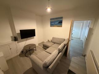 Comfortable 2BR House Great Location - 5