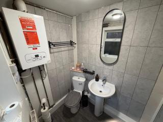 Comfortable 2BR House Great Location - 3