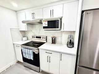 Cozy Two Bedroom Suite in NW Calgary - Near Banff & Calgary Airport - 8