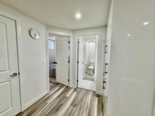 Cozy Two Bedroom Suite in NW Calgary - Near Banff & Calgary Airport - 6