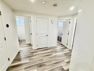 Cozy Two Bedroom Suite in NW Calgary - Near Banff & Calgary Airport - 3