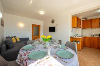 Top Location 2 Bedroom Apartment Next to the Beach - 7