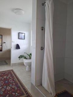 J & Ella's Holiday House - 2 Bedroom, 2 Bathroom Home - 3