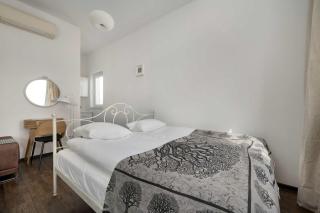 Bright Air-Conditioned Studio with Place for Remote Work by Noclegi Renters - 7