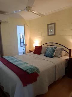 J & Ella's Holiday House - 2 Bedroom, 2 Bathroom Home - 4