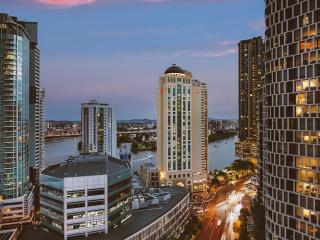 Modern CBD Studio with Balcony Views, Pool & Gym - 8