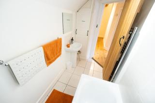 The Mews - Worcester City - House - Gated - Self Check In - Free WIFI - 2 Doubles - TVs in bedrooms - Sleeps 6 - Free Nearby Parking - 3