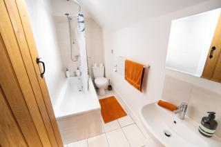 The Mews - Worcester City - House - Gated - Self Check In - Free WIFI - 2 Doubles - TVs in bedrooms - Sleeps 6 - Free Nearby Parking - 2