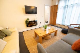 The Mews - Worcester City - House - Gated - Self Check In - Free WIFI - 2 Doubles - TVs in bedrooms - Sleeps 6 - Free Nearby Parking - 4