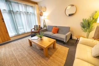 The Mews - Worcester City - House - Gated - Self Check In - Free WIFI - 2 Doubles - TVs in bedrooms - Sleeps 6 - Free Nearby Parking - 7