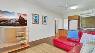 Picnic Bay Apt 3. - 5