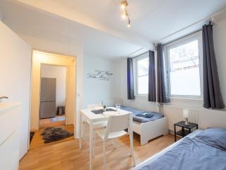 Monteurwohnung-mit-Terrasse-fuer-7-Personen-WLAN-TV-Kueche-Ahrensburg-Naehe-Hamburg-AGRP1204 - 8