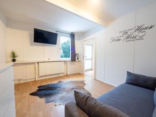 Monteurwohnung-mit-Terrasse-fuer-7-Personen-WLAN-TV-Kueche-Ahrensburg-Naehe-Hamburg-AGRP1204 - 3