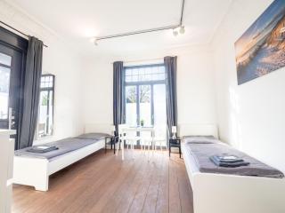 Monteurwohnung-in-Villa-8-Betten-WLAN-TV-Einbaukueche-Ahrensburg-Zentrum-Naehe-Hamburg-AGRP1201 - 0