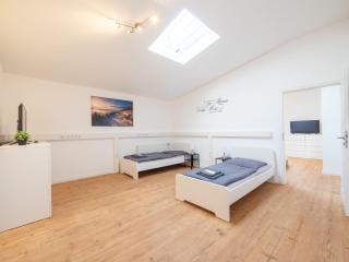 Monteurwohnung-in-Villa-8-Betten-WLAN-TV-Einbaukueche-Ahrensburg-Zentrum-Naehe-Hamburg-AGRP1201 - 4