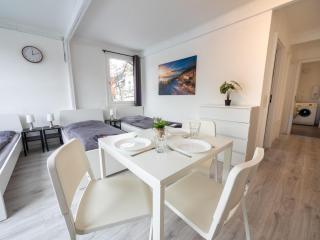 Monteurwohnung-fuer-5-Personen-mit-Balkon-Kueche-Ahrensburg-Naehe-Hamburg-AGRP1203 - 8